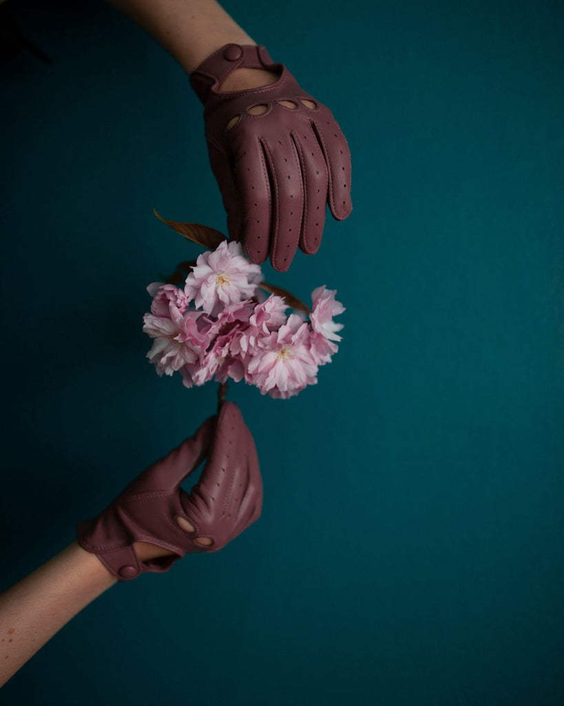 Oplev vores designikon "Diana", uforet kørehandske til kvinder fra RHANDERS, Randers Handsker.