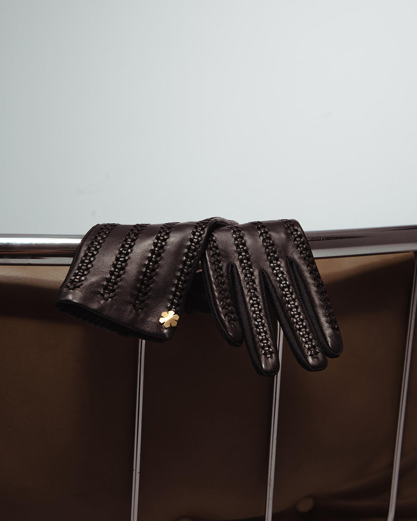 Let the Emma glove adorn your fingers with its braided look, RHANDERS.
