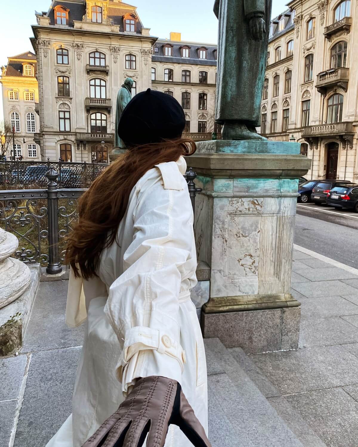 Lad "Emma" tilføre et sofistikeret udtryk til dit hverdagslook. One-size skindhandske til damer i taupe med touch fra RHANDERS.