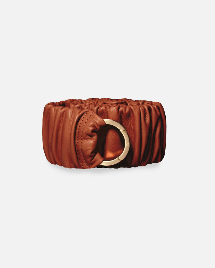 Wide elastic women's belt with gold clasp in the colour cognac.