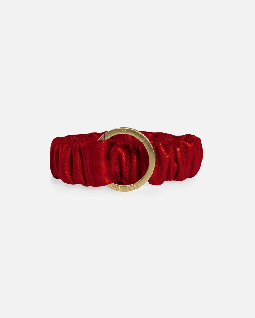 Elastik damebælte med guldspænde i farven rød. Kan bruges i jeans, over taljen på en kjole eller som en rem til din taske.