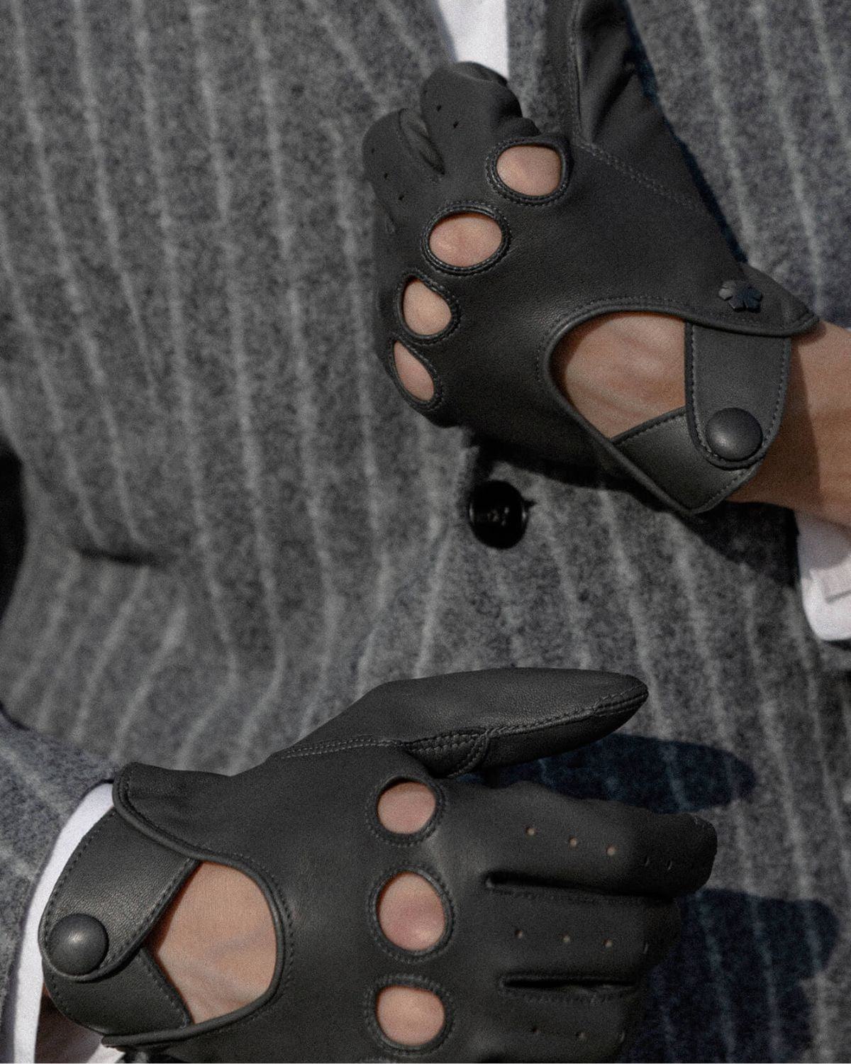 Modern men's driving gloves in grey lamb leather from RHANDERS.