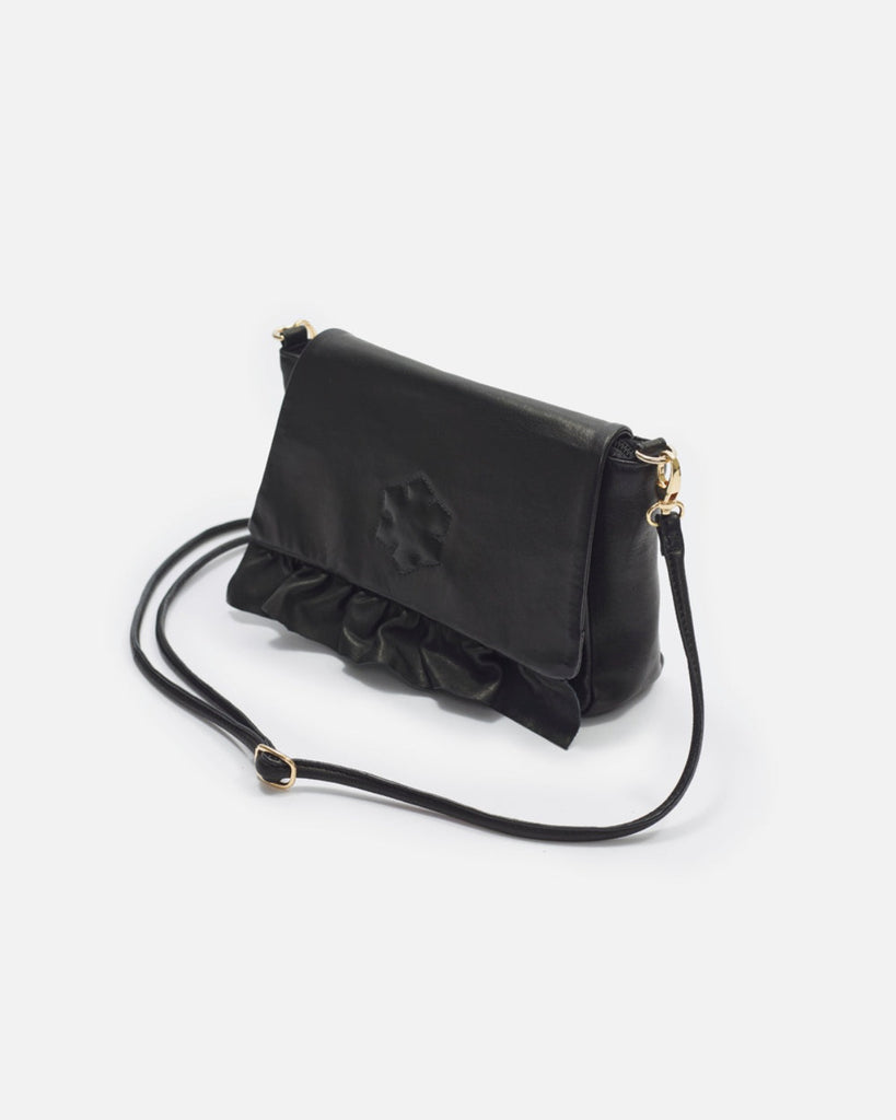 Klassisk og sofistikeret sort dametaske, med lomme på bagsiden og indvendig lomme med lynlås.