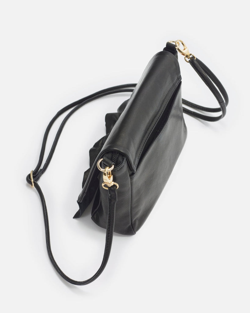 Classic and sophisticated black women's bag with a pocket at the back and an inside zipper pocket.