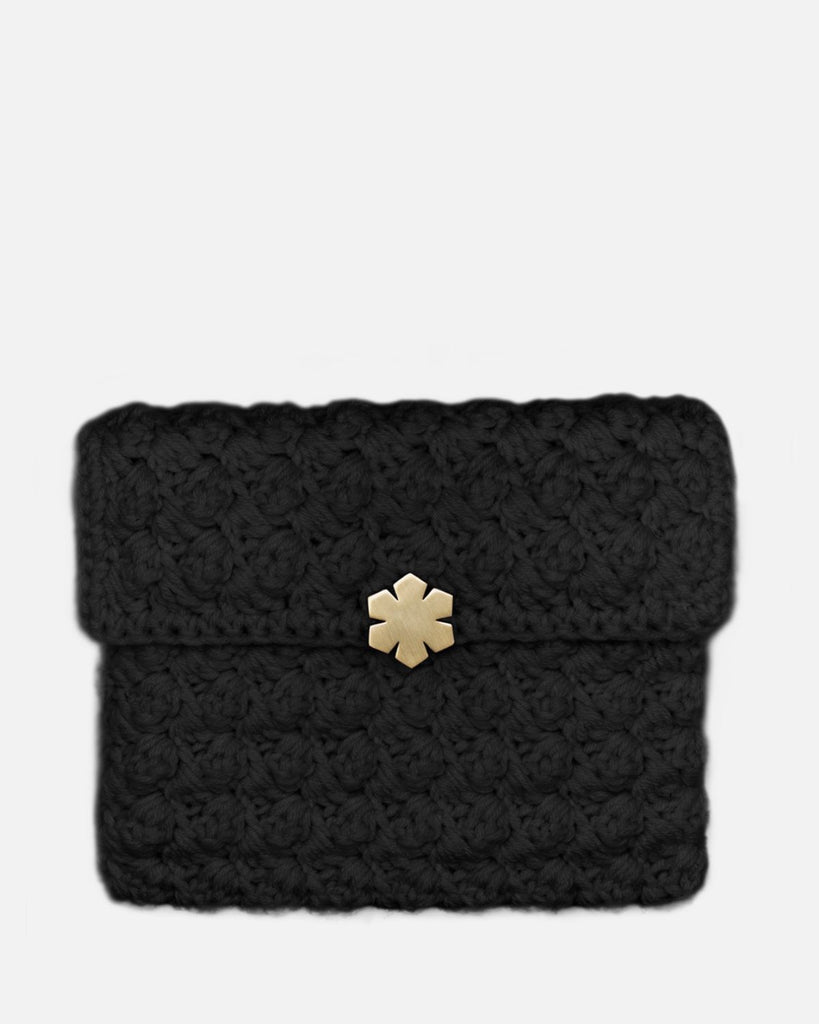 Unik og elegant håndlavet taske i farven sort. Skabt af Oeko Tex-certificeret garn i 100% akryl, der både sikrer blødhed og styrke.