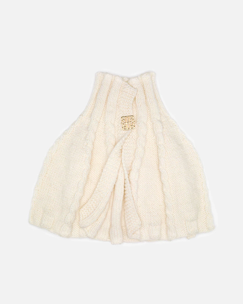 Klassisk håndstrikket kappe fra RHANDERS skabt af blødt cremefarvet uld.