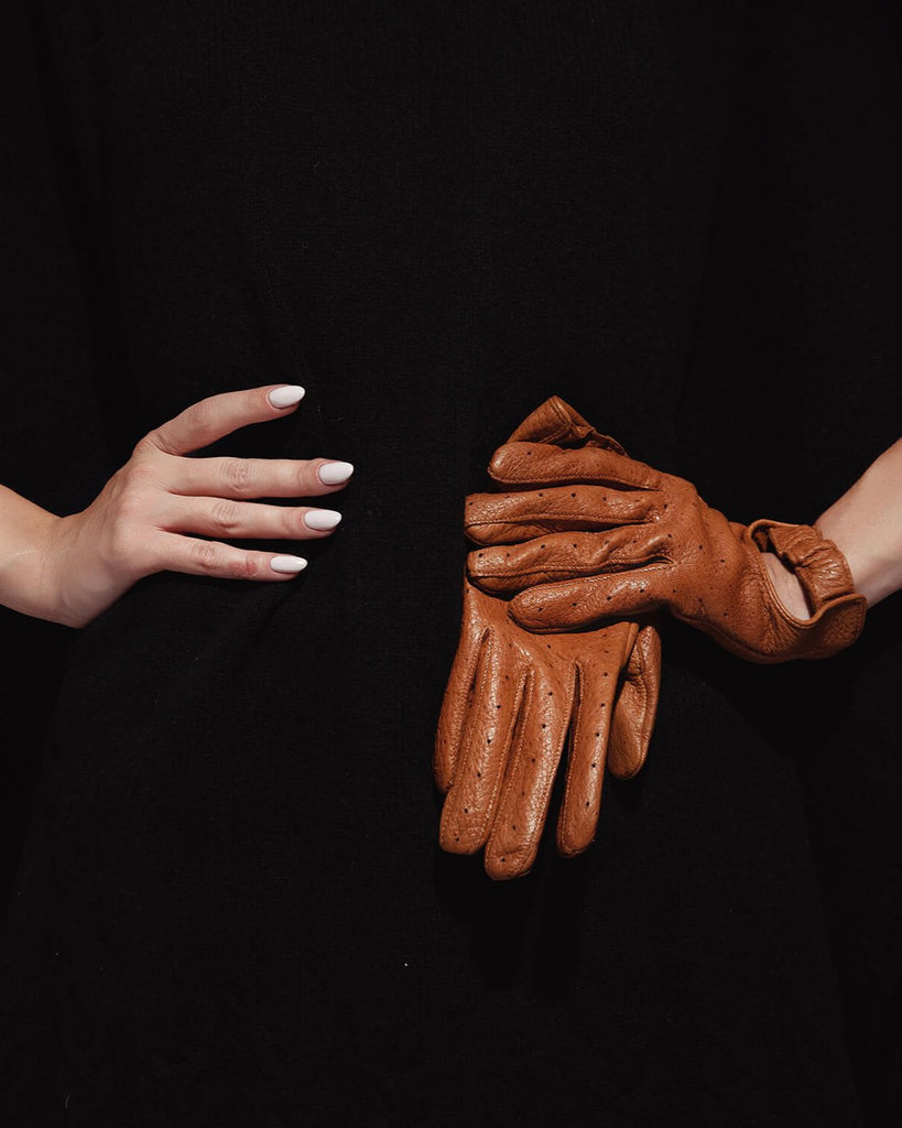 Ekstravagant dame kørehandske i peccary-skind, uforet og fra RHANDERS, Randers Handsker.