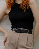 Wide and elegant women's leather belt in the colour black from RHANDERS.