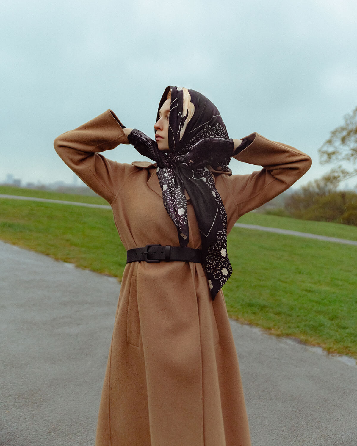 Soft and elegant silk scarf in the colour black / champagne.