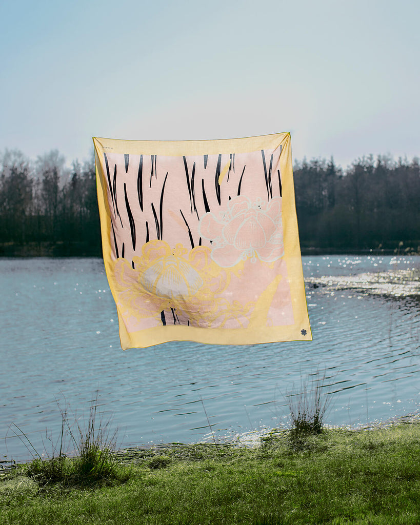 Bæredygtigt tørklæde til kvinder. Skabt af Mette Boesgaard i 100 % økologisk bomuld.
