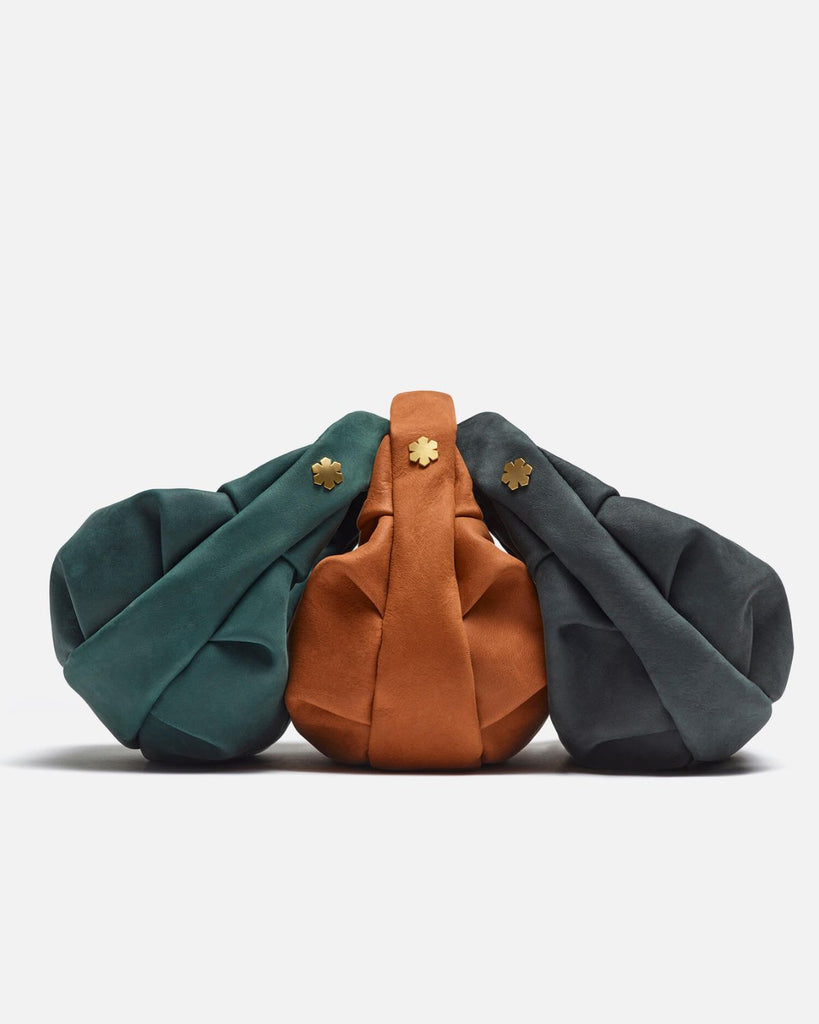 Lille og luksuriøs dametaske syet af ekstraordinært læder, der er hædret med Svanemærket og EU-Blomsten.