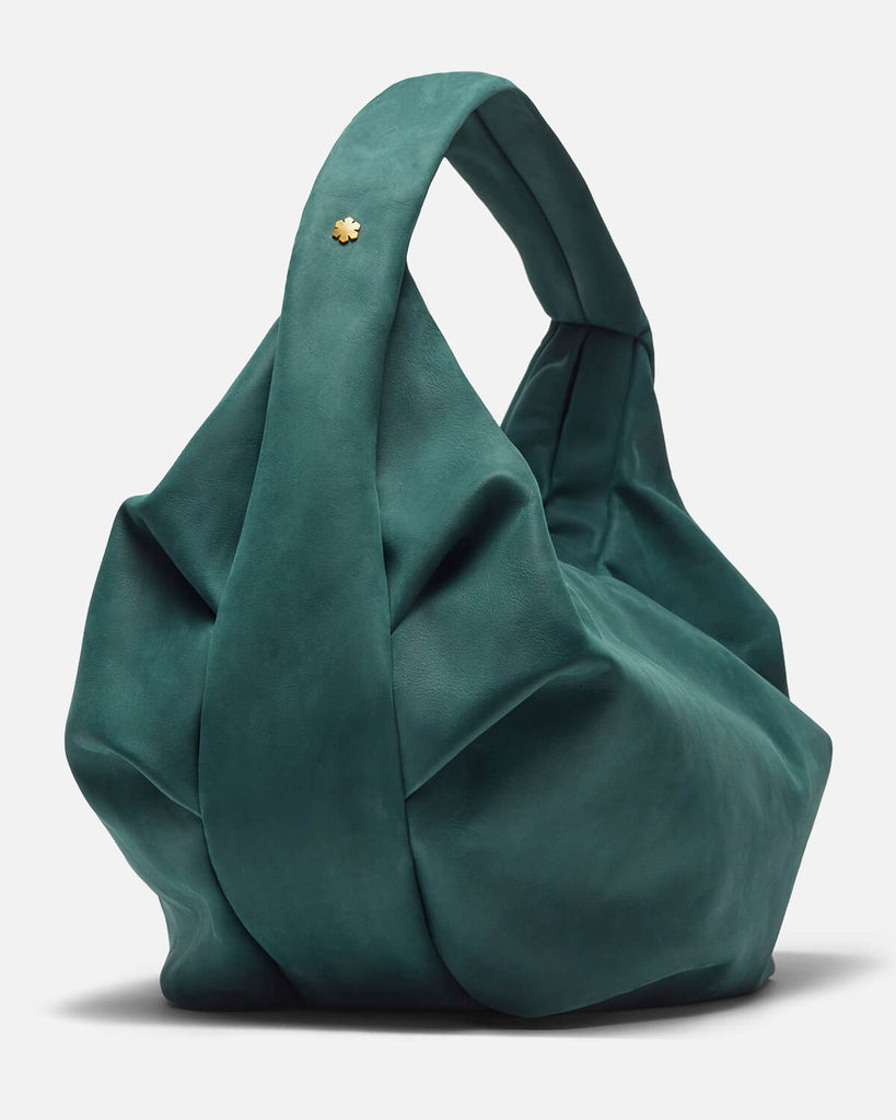 Stor og luksuriøs forest green dametaske syet af ekstraordinært læder, der er hædret med Svanemærket og EU-Blomsten.