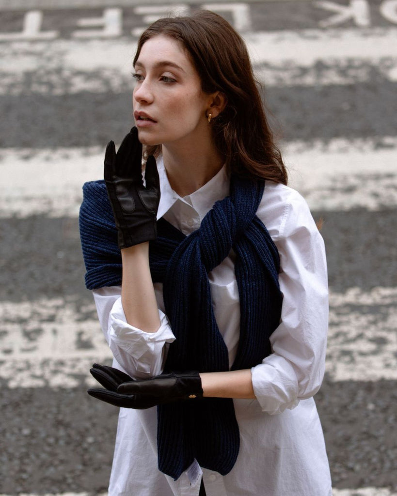 Classic one-size female leather gloves in black with wool lining, touch and 14k gold plated kalmus-flower, RHANDERS.