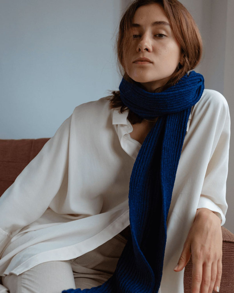 Classic women's scarf in the colour atlantic blue. Knitted in 100 % wool.