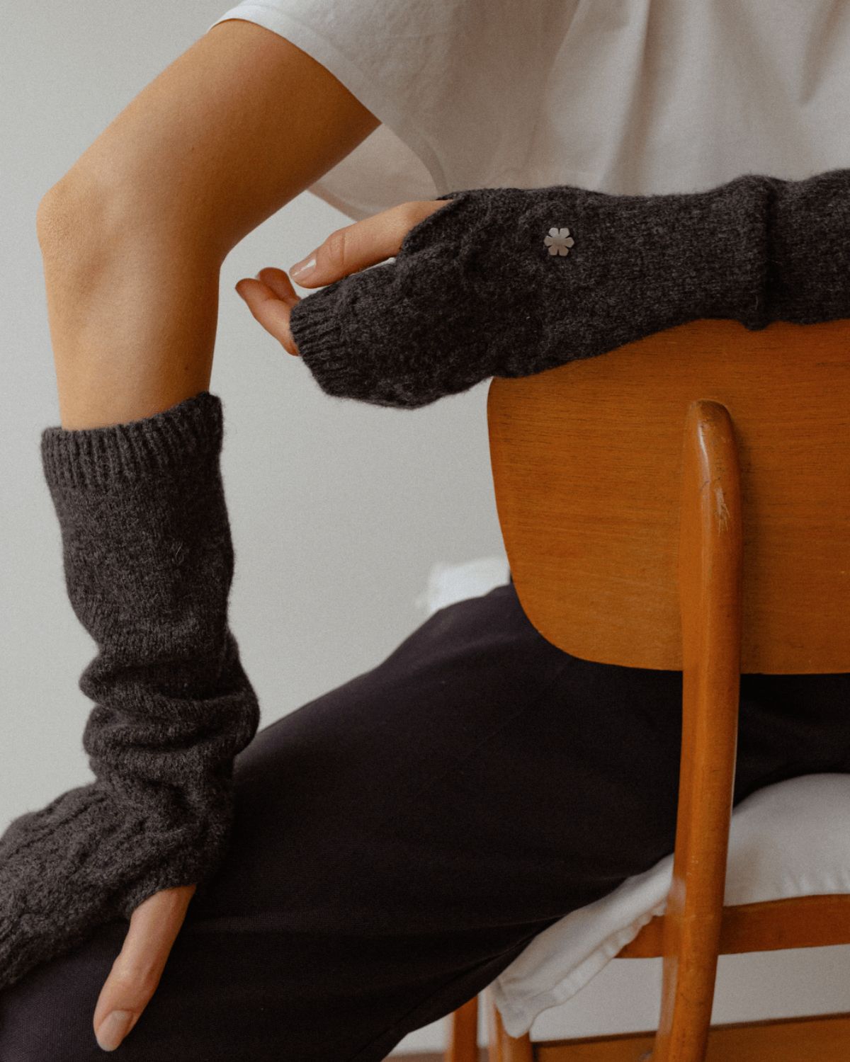 Soft and elegant arm warmer in the colour charcoal. Made from 100% wool.