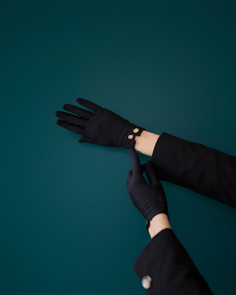 Classic antibacterial women's gloves from RHANDERS.