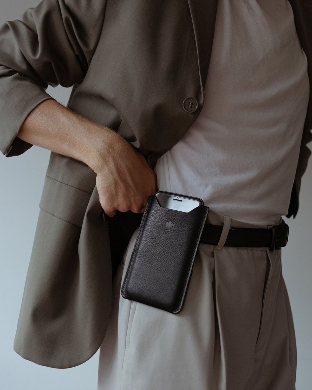 Timeless and simple black belt with matte black buckle from RHANDERS.