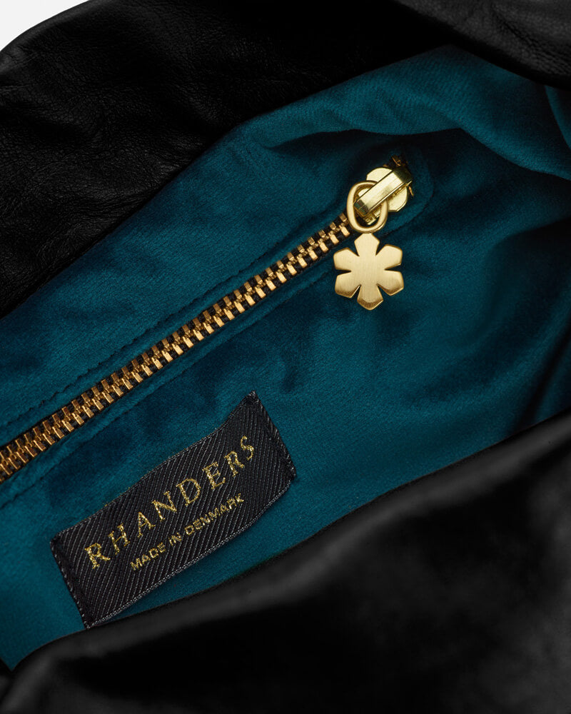 Unik og elegant taske lavet af den blødeste handske lammeskind, håndlavet på vores RHANDERS atelier i Danmark.