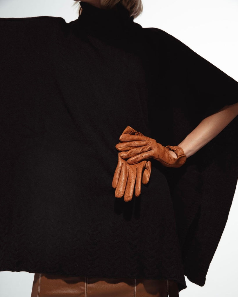 Discover our women's driving gloves in peccary leather from RHANDERS.